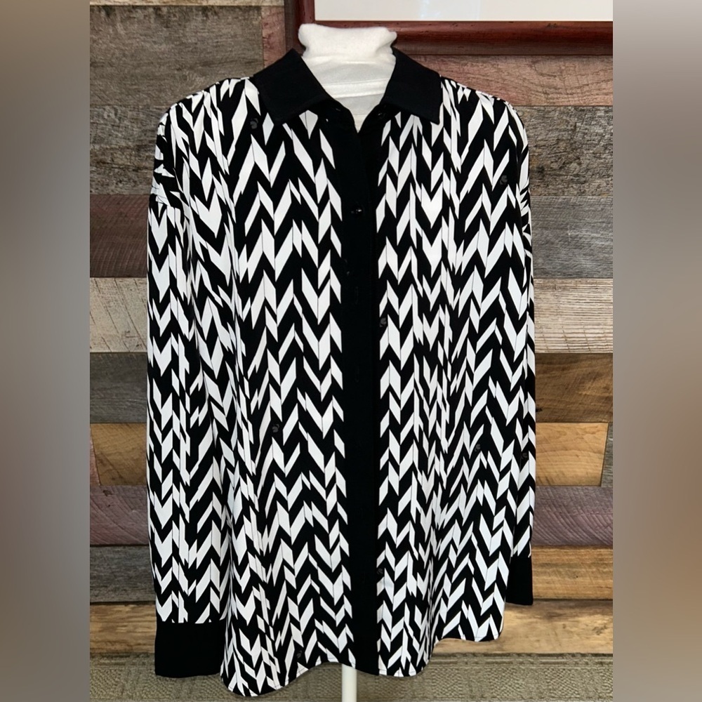 NWT-Karl Lagerfeld Paris Black white Graphic Print  Blouse- XS - Picture 3 of 6